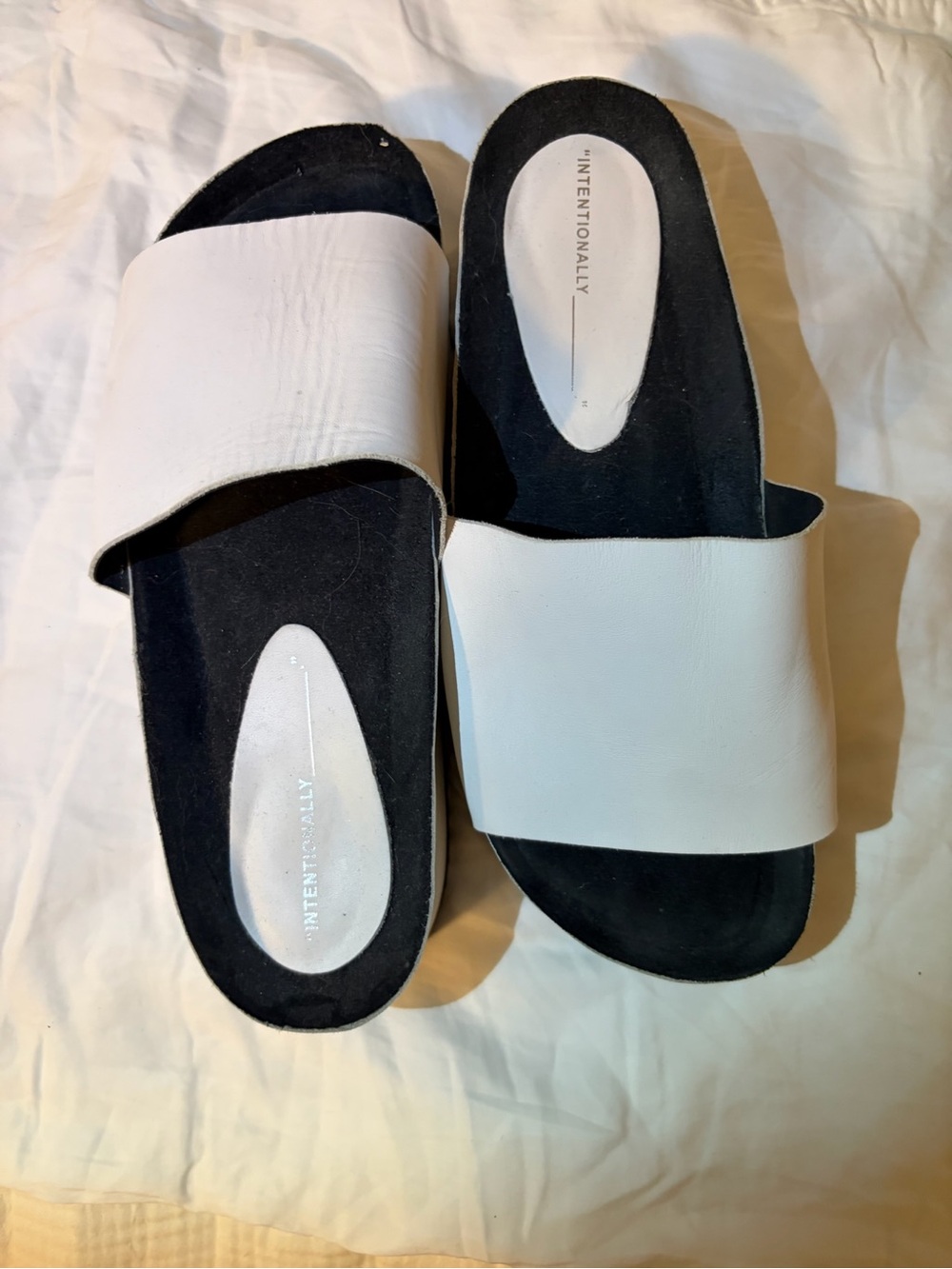 INTENTIONALLY Blank White Slide Chunky Platform Sandals 9